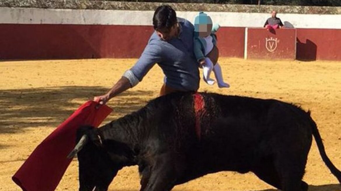 Σάλος στην Ισπανία με τον ταυρομάχο που μπήκε στην αρένα με ένα μωρό